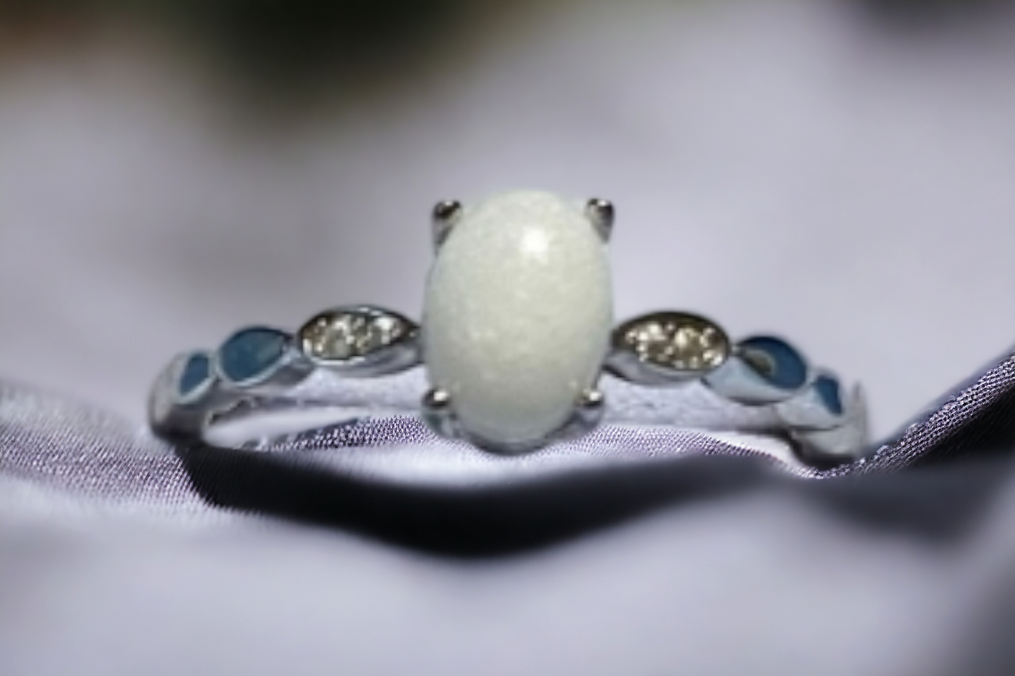 Shoulder Stone Clasp Ring